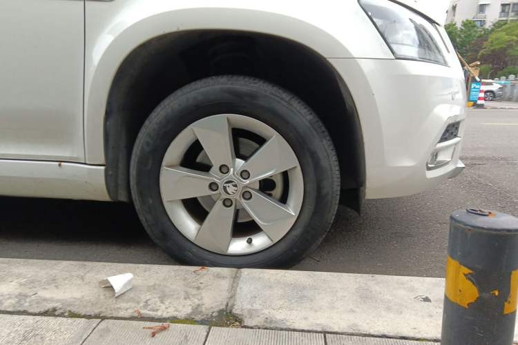 Used Skoda Yeti 2017 TSI280 DSG Advanced Edition Right Front Wheel Hub