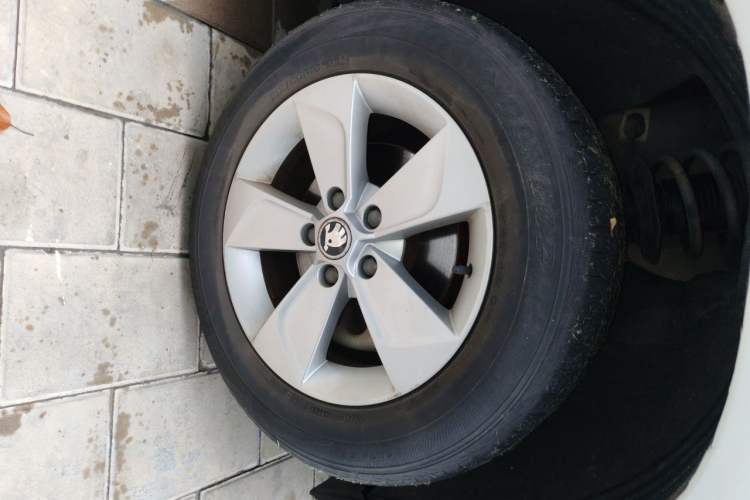 Used Skoda Yeti 2017 TSI280 DSG Advanced Edition Right Front Wheel Hub