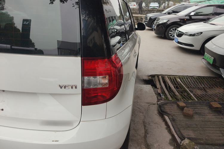 Used Skoda Yeti 2017 1.6L Manual Front-Wheel-Drive Version Right Rear Taillight