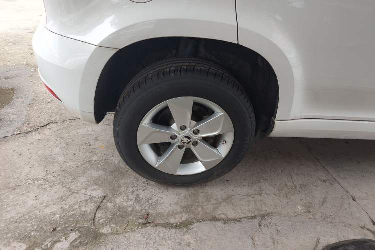 Used Skoda Yeti 2017 1.6L Manual Front-Wheel-Drive Version Right Rear Wheel Hub