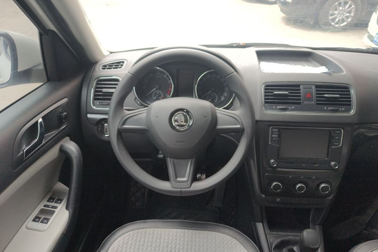 Used Skoda Yeti 2017 1.6L Manual Front-Wheel-Drive Version Steering Wheel