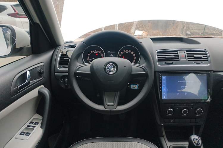 Used Skoda Yeti 2017 1.6L Manual Front-Wheel-Drive Version Steering Wheel