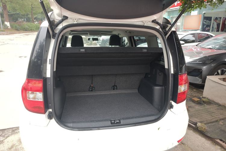 Used Skoda Yeti 2017 1.6L Manual Front-Wheel-Drive Version Trunk