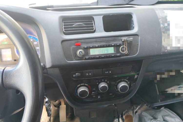 Used Skywell D07 Entrepreneur 2020 All-Electric Van Logistics Vehicle Standard Version with 41.21 kWh Lithium Iron Phosphate Battery Audio And AC Panel
