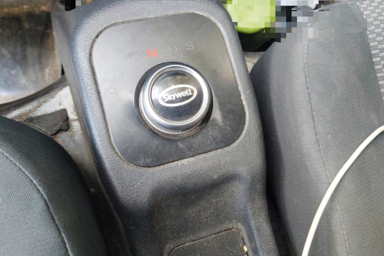 Used Skywell D07 Entrepreneur 2020 All-Electric Van Logistics Vehicle Standard Version with 41.21 kWh Lithium Iron Phosphate Battery Gear Lever