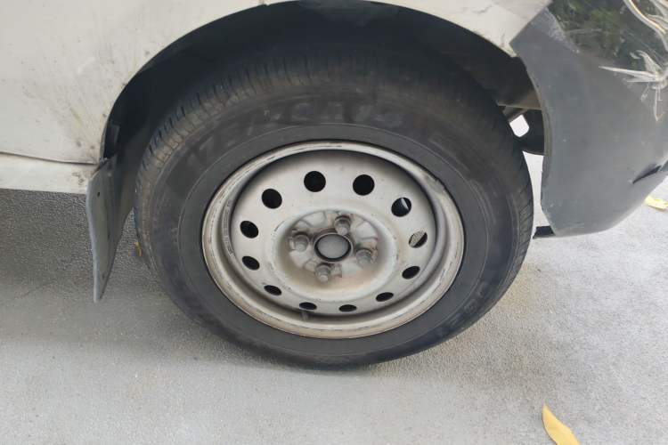 Used Skywell D07 Entrepreneur 2020 All-Electric Van Logistics Vehicle Standard Version with 41.21 kWh Lithium Iron Phosphate Battery Right Front Wheel Hub