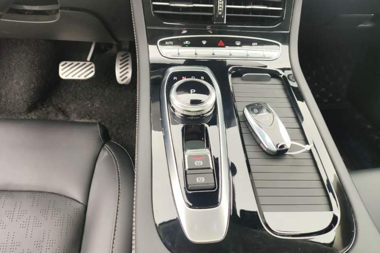 Used Skyworth ET5 2020 PureMind Smart Edition 520 km Gear Lever