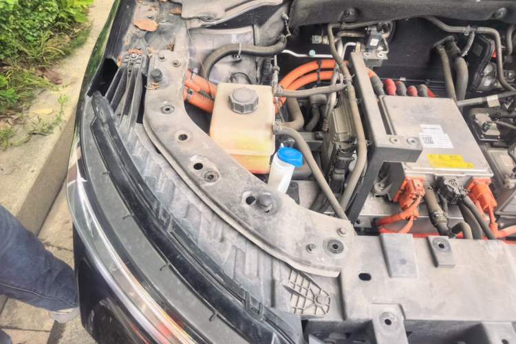 Used Skyworth ET5 2020 Smart & Integrated Version 520 km Engine Bay Right
