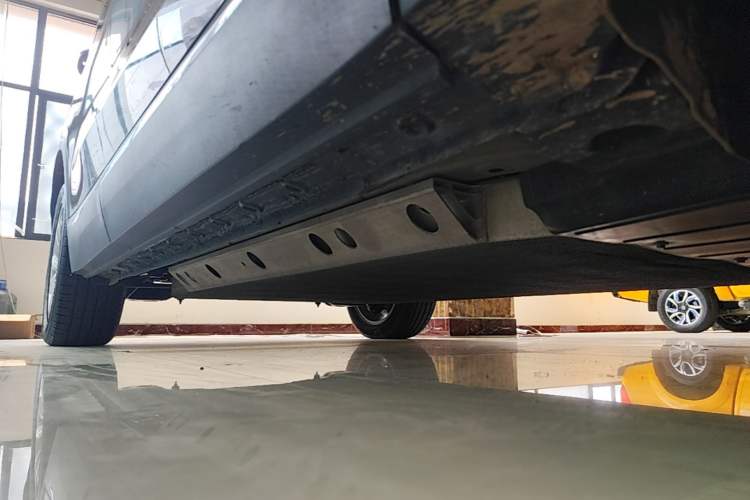 Used Skyworth EV6 2021 620 Travel Edition Right Side Sill