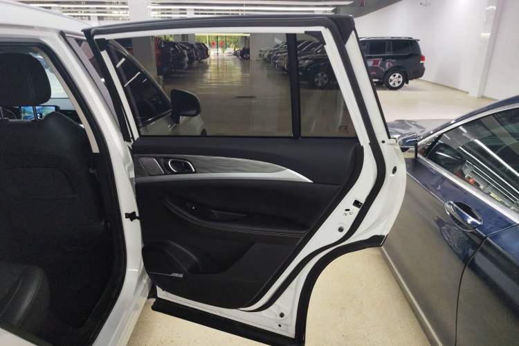 Used Skyworth EV6 2021 410 Joyful Edition Interior 6