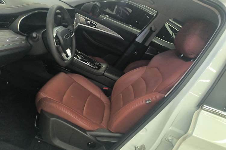 Used Skyworth EV6 2021 410 Travel Edition Left Front Seat