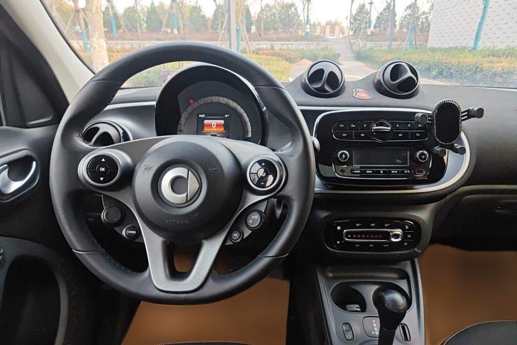 Used smart forfour 2016 1.0L 52 kW Passion Edition Interior 2