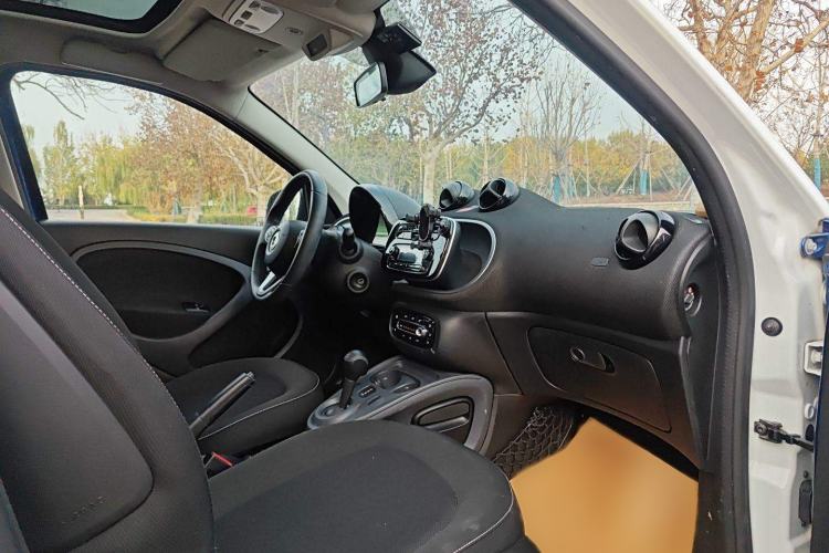 Used smart forfour 2016 1.0L 52 kW Passion Edition Interior 4