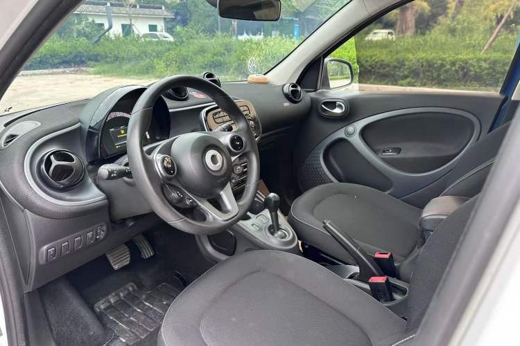 Used smart forfour 2016 1.0L 52 kW Passion Edition Interior 7
