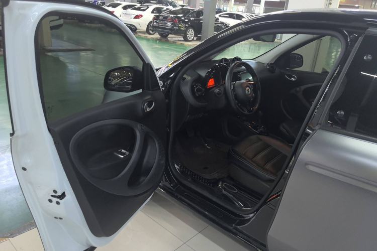 Used smart forfour 2018 1.0L 52 kW Dynamic Edition Interior 2