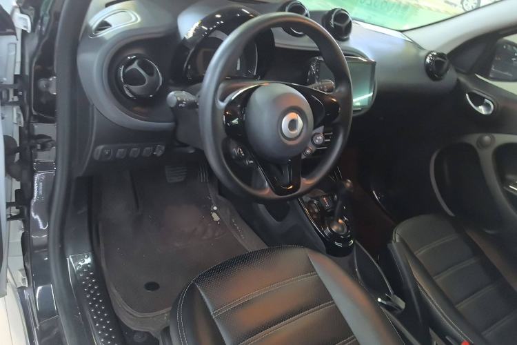 Used smart forfour 2018 1.0L 52 kW Dynamic Edition Interior 3