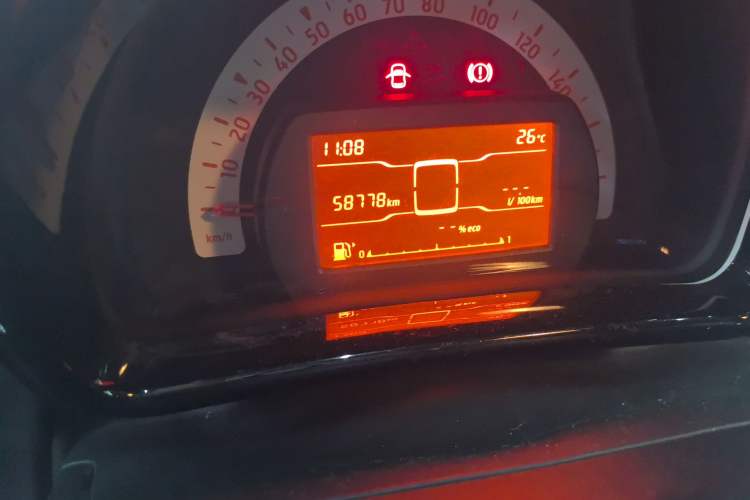 Used smart forfour 2018 1.0L 52 kW Dynamic Edition Odometer Close Up