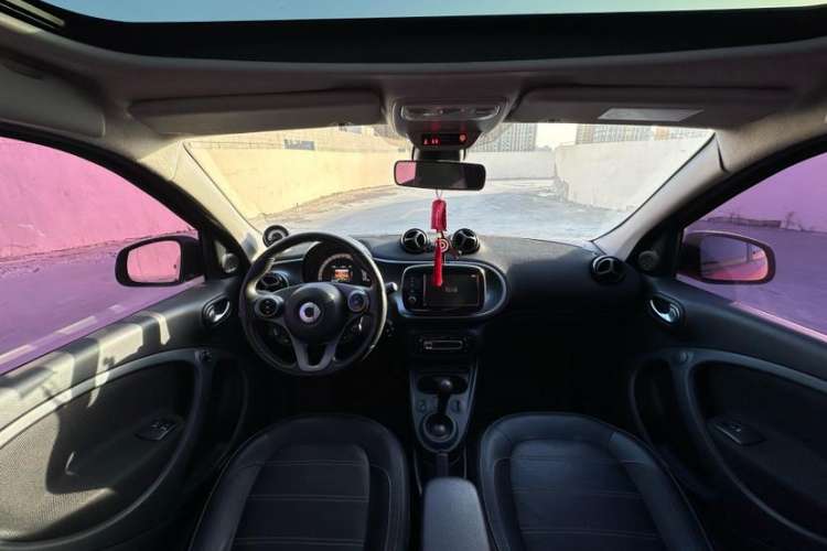 Used smart forfour 2016 0.9T 66 kW Pioneer Edition Interior 1