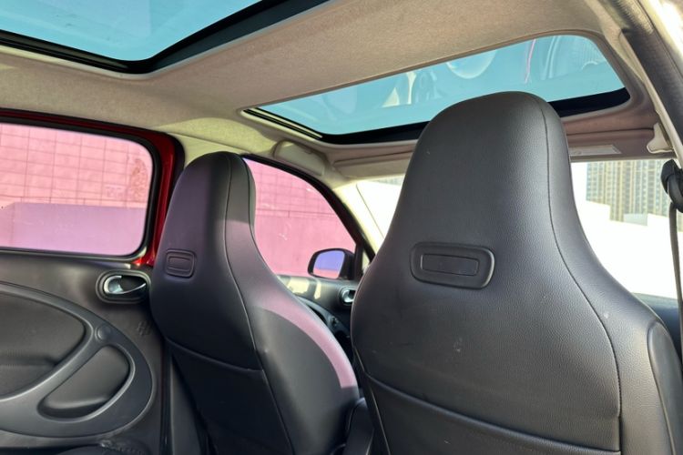 Used smart forfour 2016 0.9T 66 kW Pioneer Edition Interior 12