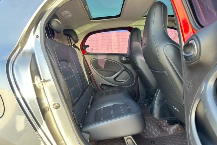 Used smart forfour 2016 0.9T 66 kW Pioneer Edition Interior 14