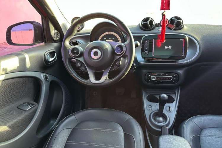 Used smart forfour 2016 0.9T 66 kW Pioneer Edition Interior 3
