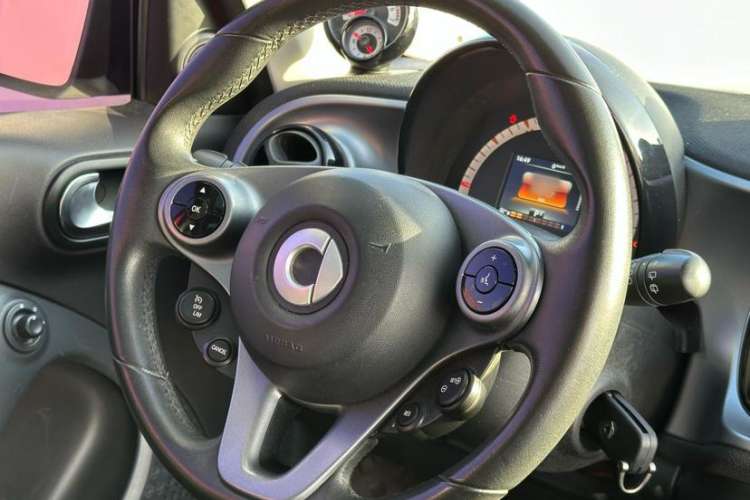 Used smart forfour 2016 0.9T 66 kW Pioneer Edition Interior 4