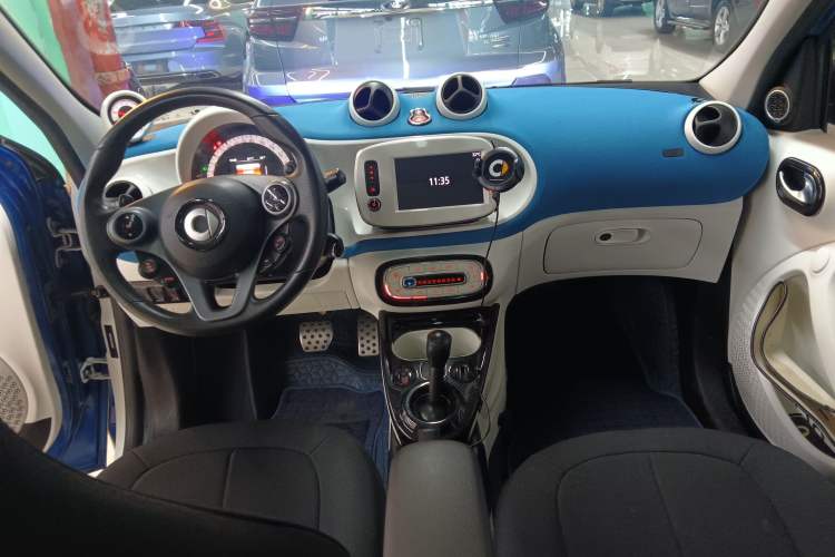 Used smart forfour 2016 0.9T 66 kW Ultimate Edition Center Console