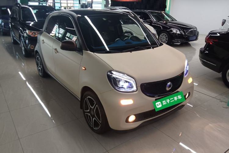 Used smart forfour 2016 0.9T 66 kW Ultimate Edition Front Right 45 Deg