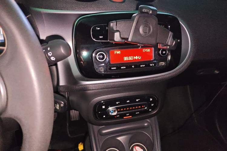 Used smart forfour 2016 1.0L 52 kW Passion Edition Audio And AC Panel