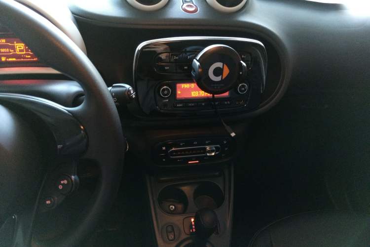 Used smart forfour 2016 1.0L 52 kW Dynamic Edition Audio And AC Panel