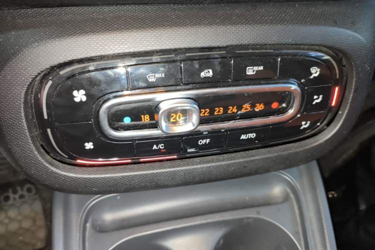 Used smart forfour 2016 1.0L 52 kW Passion Edition Audio And AC Panel