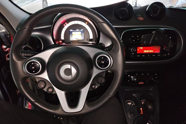 Used smart forfour 2016 1.0L 52 kW Passion Edition Center Console