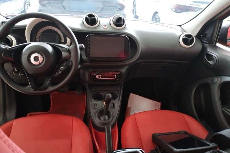 Used smart forfour 2016 1.0L 52 kW Dynamic Edition Center Console