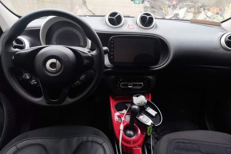 Used smart forfour 2016 1.0L 52 kW Dynamic Edition Center Console