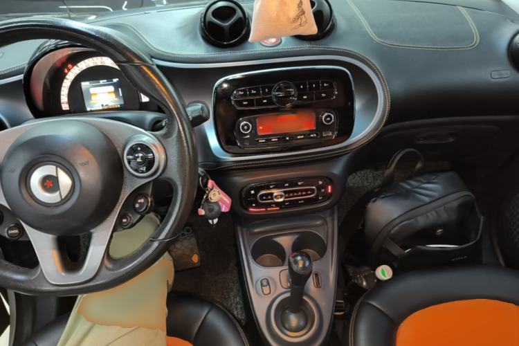 Used smart forfour 2016 1.0L 52 kW Passion Edition Center Console