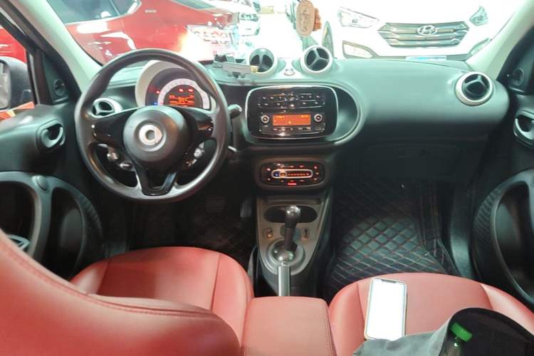 Used smart forfour 2016 1.0L 52 kW Dynamic Edition Center Console