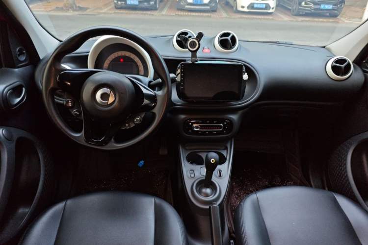 Used smart forfour 2016 1.0L 52 kW Dynamic Edition Center Console