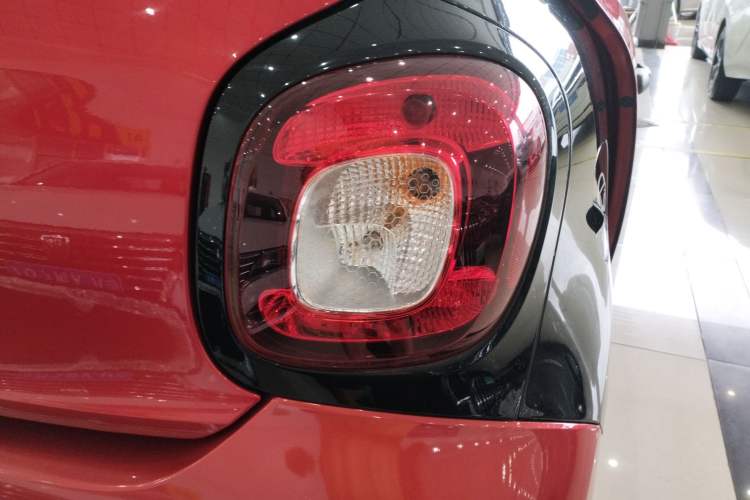 Used smart forfour 2016 1.0L 52 kW Dynamic Edition Exterior 2