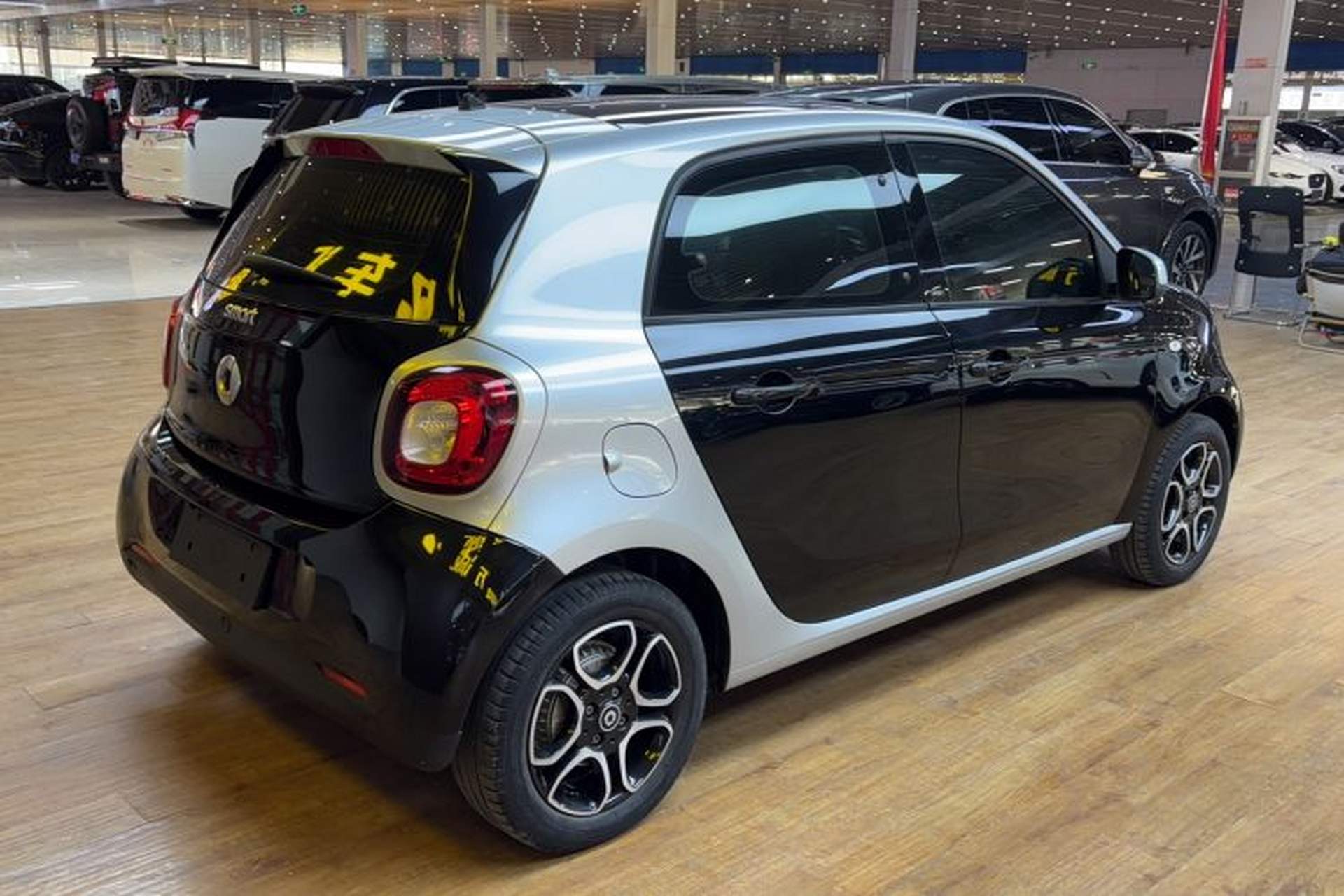 Used smart forfour 2016 0.9T 66 kW Pioneer Edition Exterior 4