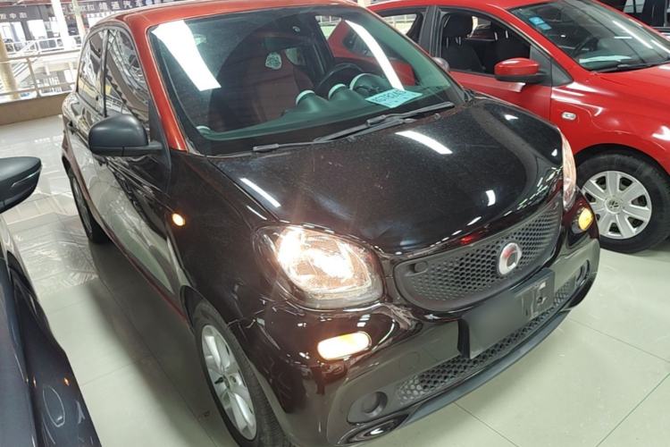 Used smart forfour 2016 1.0L 52 kW Dynamic Edition Front Right 45 Deg
