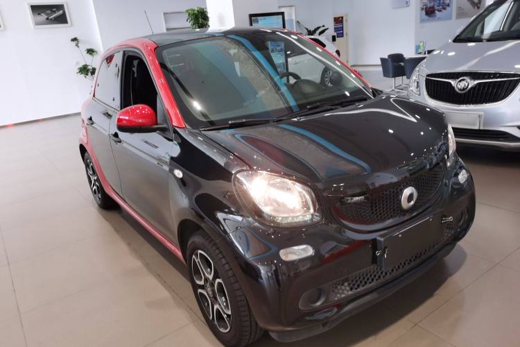 Used smart forfour 2016 0.9T 66 kW Pioneer Edition Front Right 45 Deg