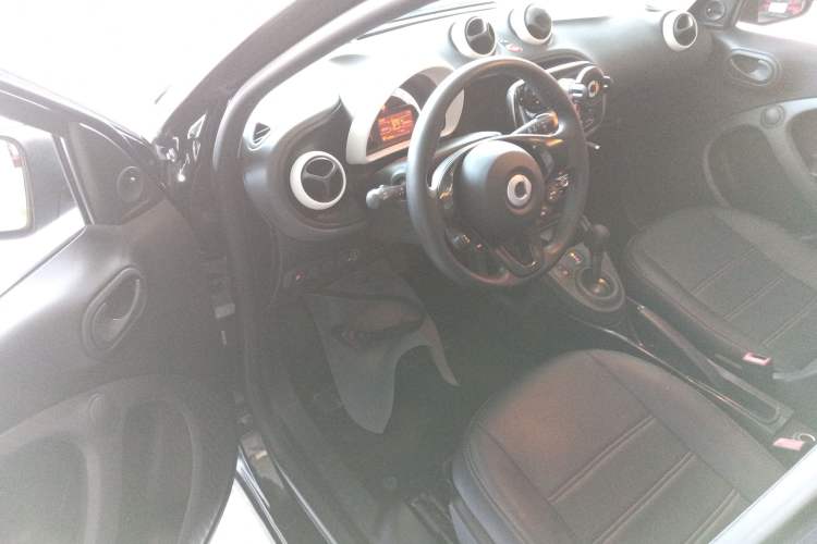 Used smart forfour 2016 1.0L 52 kW Dynamic Edition Interior 3