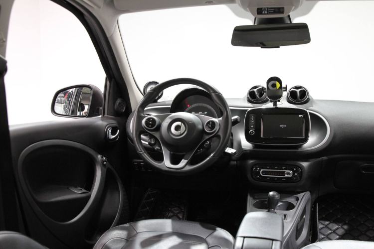 Used smart forfour 2016 0.9T 66 kW Pioneer Edition Interior 3