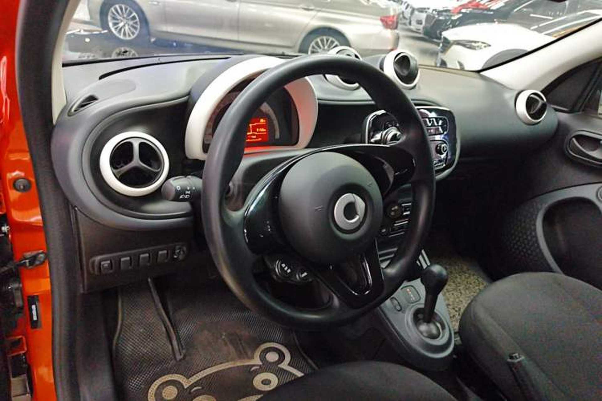 Used smart forfour 2016 1.0L 52 kW Dynamic Edition Interior 3