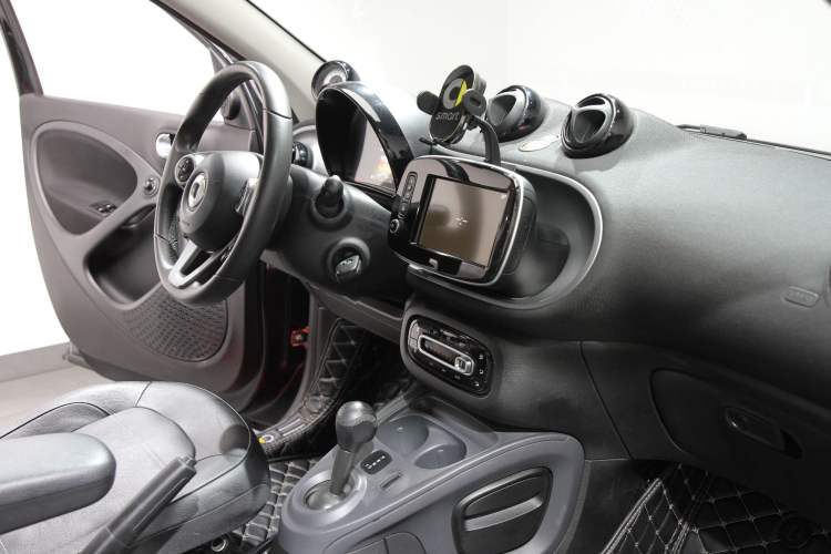Used smart forfour 2016 0.9T 66 kW Pioneer Edition Interior 4