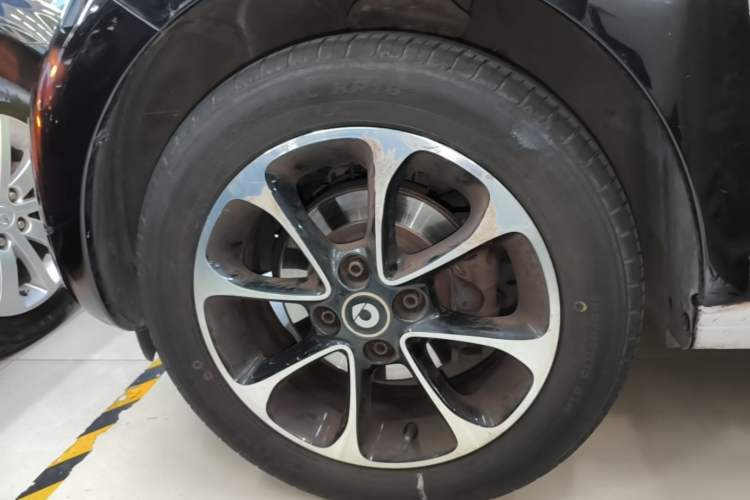 Used smart forfour 2016 1.0L 52 kW Passion Edition Left Front Wheel Hub