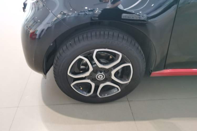 Used smart forfour 2016 0.9T 66 kW Pioneer Edition Left Front Wheel Hub
