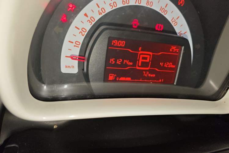 Used smart forfour 2016 1.0L 52 kW Dynamic Edition Odometer Close Up