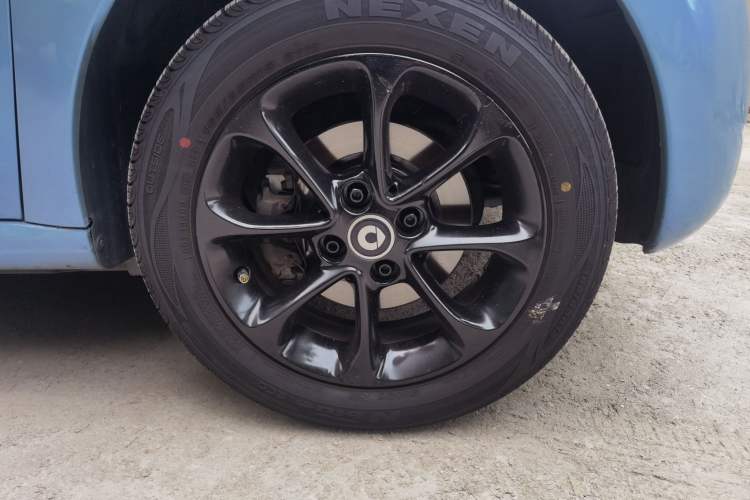 Used smart forfour 2016 1.0L 52 kW Dynamic Edition Right Front Wheel Hub
