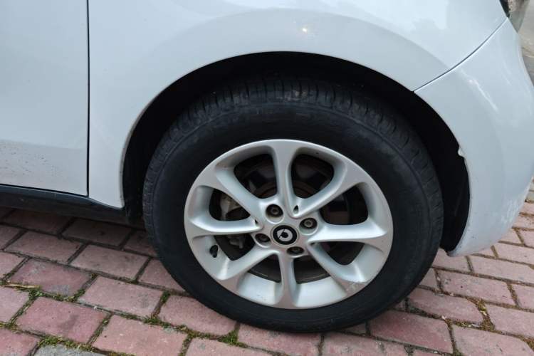 Used smart forfour 2016 1.0L 52 kW Dynamic Edition Right Front Wheel Hub